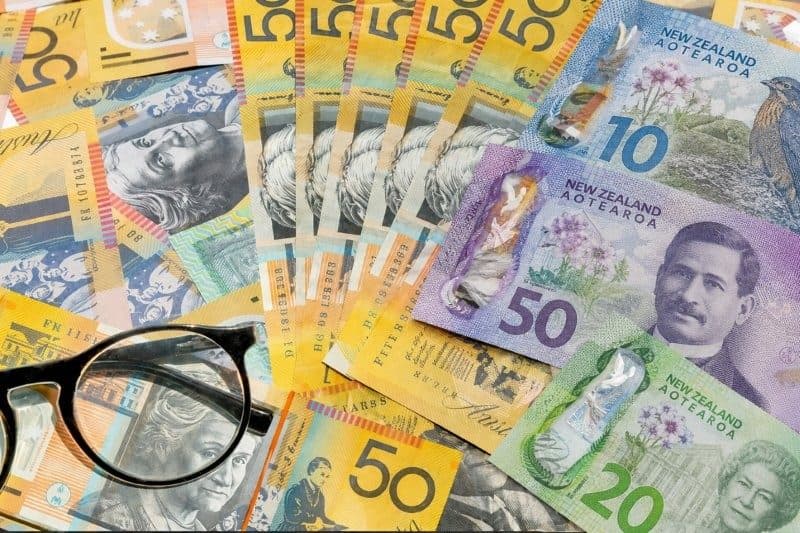 Money and glasses ONLINE