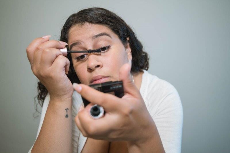 gyqjsceq woman applying makeup mascara