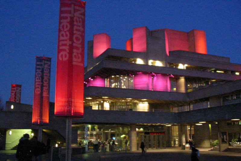 Theatre offers smart glasses for the deaf